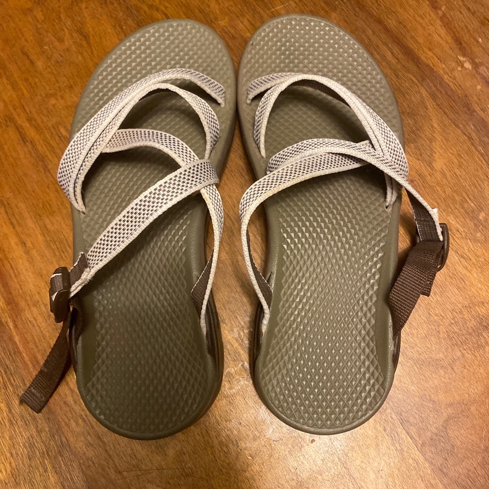 women’s chacos light brown n grey size 6